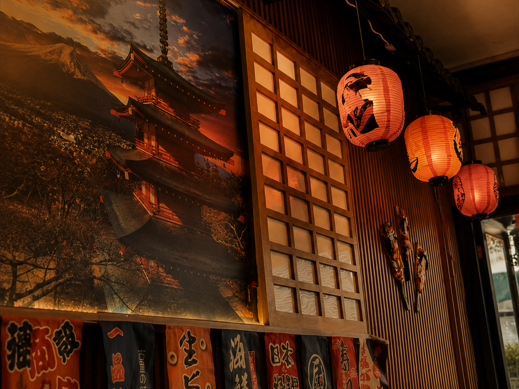 Red lanterns and pagoda mural at Izushi Izakaya